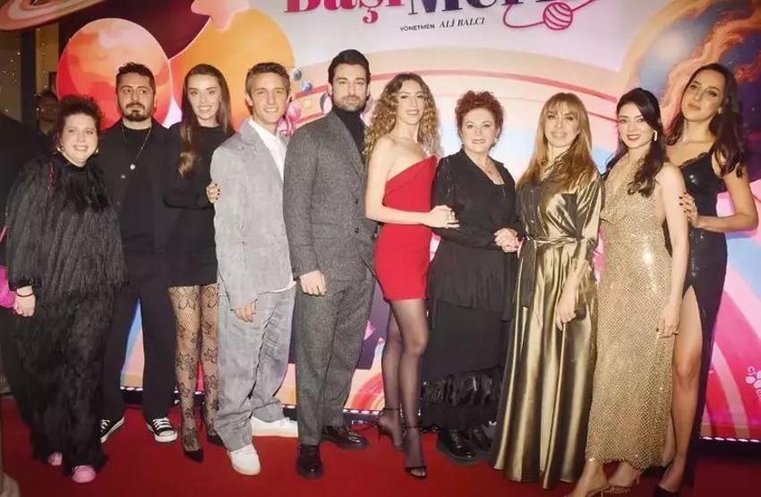 Her şeyin başı Merkür filmine ünlü akını! Kenan İmirzalıoğlu'ndan Sinem Kobal'a aşk itirafı: Sinem’e karşı öyle bir his içindeydim ki...