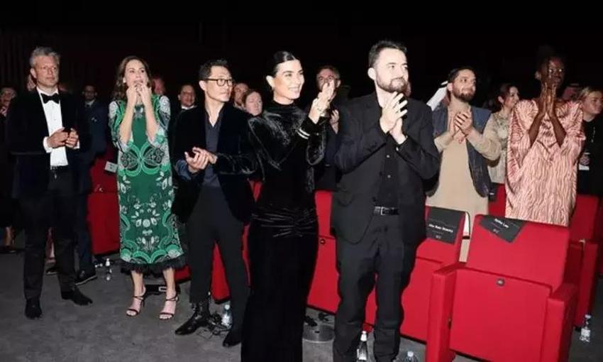Tuba Büyüküstün, Suudi Arabistan'da güzelliğiyle kırmızı halının yıldızı oldu