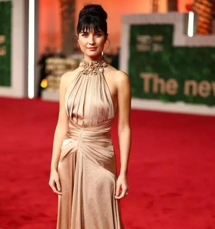 Tuba Büyüküstün, Suudi Arabistan'da güzelliğiyle kırmızı halının yıldızı oldu