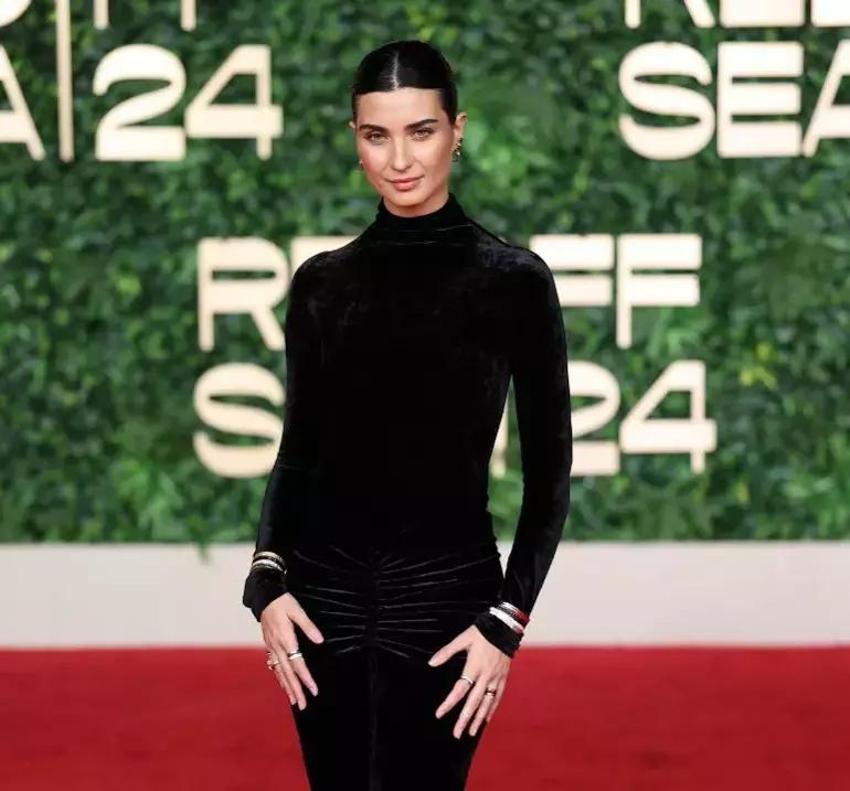 Tuba Büyüküstün, Suudi Arabistan'da güzelliğiyle kırmızı halının yıldızı oldu