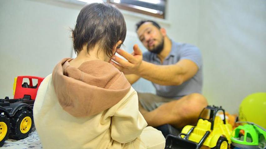 Sosyal medyada oğlunun uygunsuz gördüğü fotoğraflarını paylaşıyordu! Hukuk mücadelesini veren baba oğlunun velayetini aldı