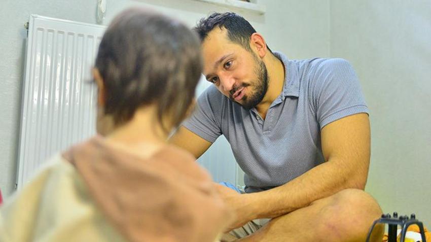 Sosyal medyada oğlunun uygunsuz gördüğü fotoğraflarını paylaşıyordu! Hukuk mücadelesini veren baba oğlunun velayetini aldı
