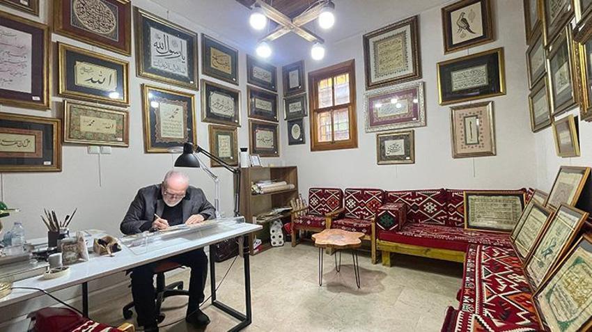 Bursa'da hat sanatı koleksiyoneri kendi eserlerini de koleksiyona eklemek için 60 yaşında ders almaya başladı