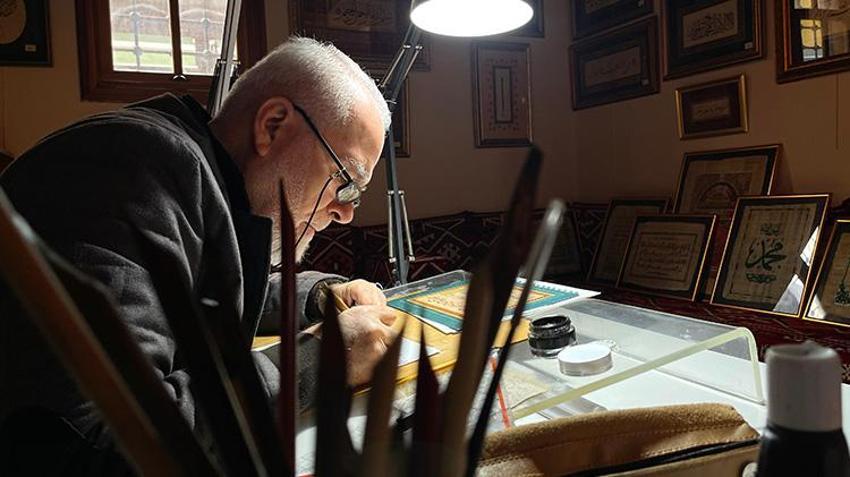 Bursa'da hat sanatı koleksiyoneri kendi eserlerini de koleksiyona eklemek için 60 yaşında ders almaya başladı