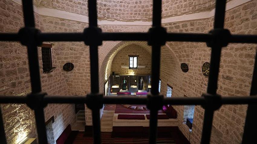 Yaşayan müze Antalya Mevlevihanesi'nde Mevlevi kültür turistlere anlatılıyor