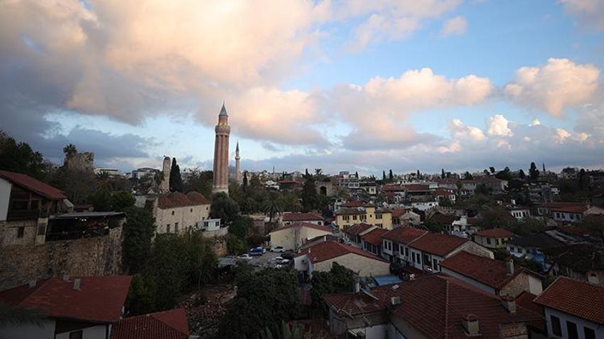 Yaşayan müze Antalya Mevlevihanesi'nde Mevlevi kültür turistlere anlatılıyor