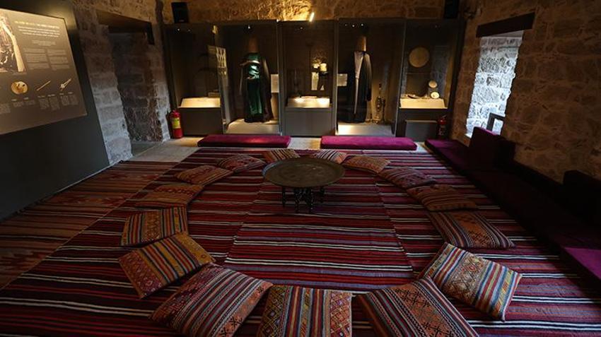 Yaşayan müze Antalya Mevlevihanesi'nde Mevlevi kültür turistlere anlatılıyor