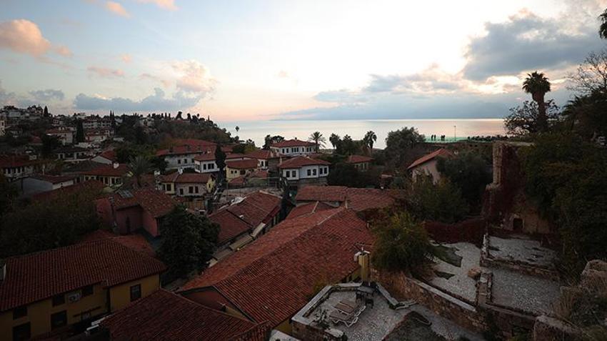 Yaşayan müze Antalya Mevlevihanesi'nde Mevlevi kültür turistlere anlatılıyor