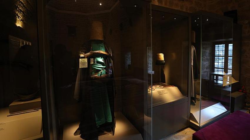 Yaşayan müze Antalya Mevlevihanesi'nde Mevlevi kültür turistlere anlatılıyor