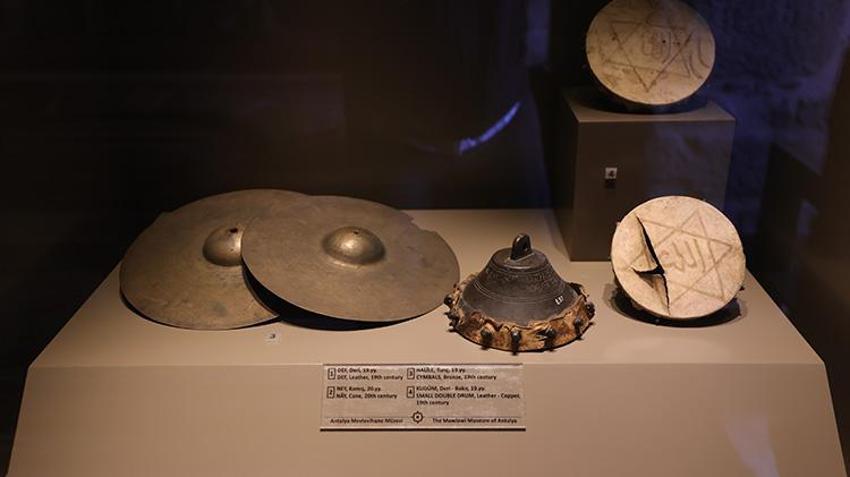 Yaşayan müze Antalya Mevlevihanesi'nde Mevlevi kültür turistlere anlatılıyor