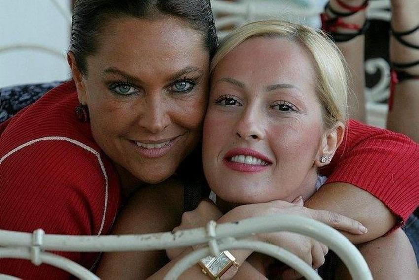 Hülya Avşar, Helin Avşar ile ilgili son noktayı koydu! 'Leyla ile biz büyüttük onu'