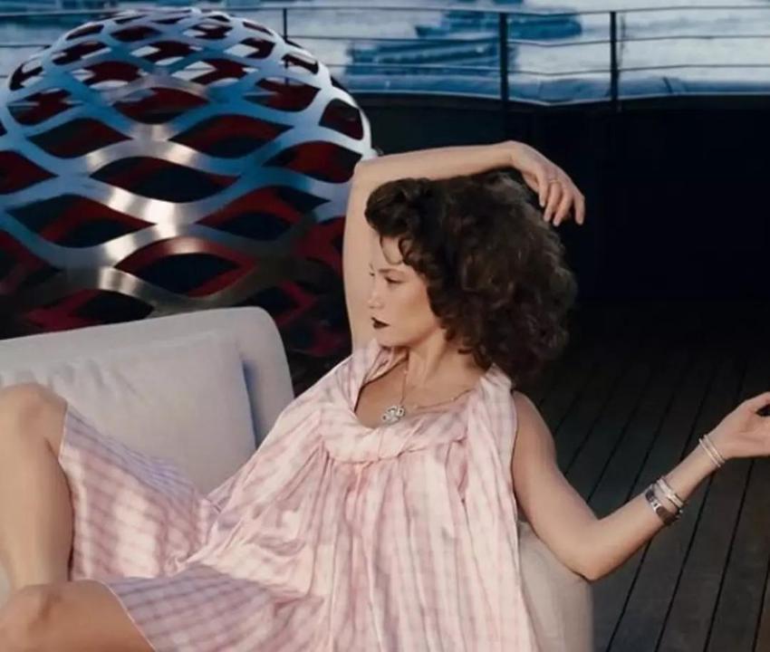 Serenay Sarıkaya ilginç tarzıyla dillere düştü! 'Yorgan giymiş'