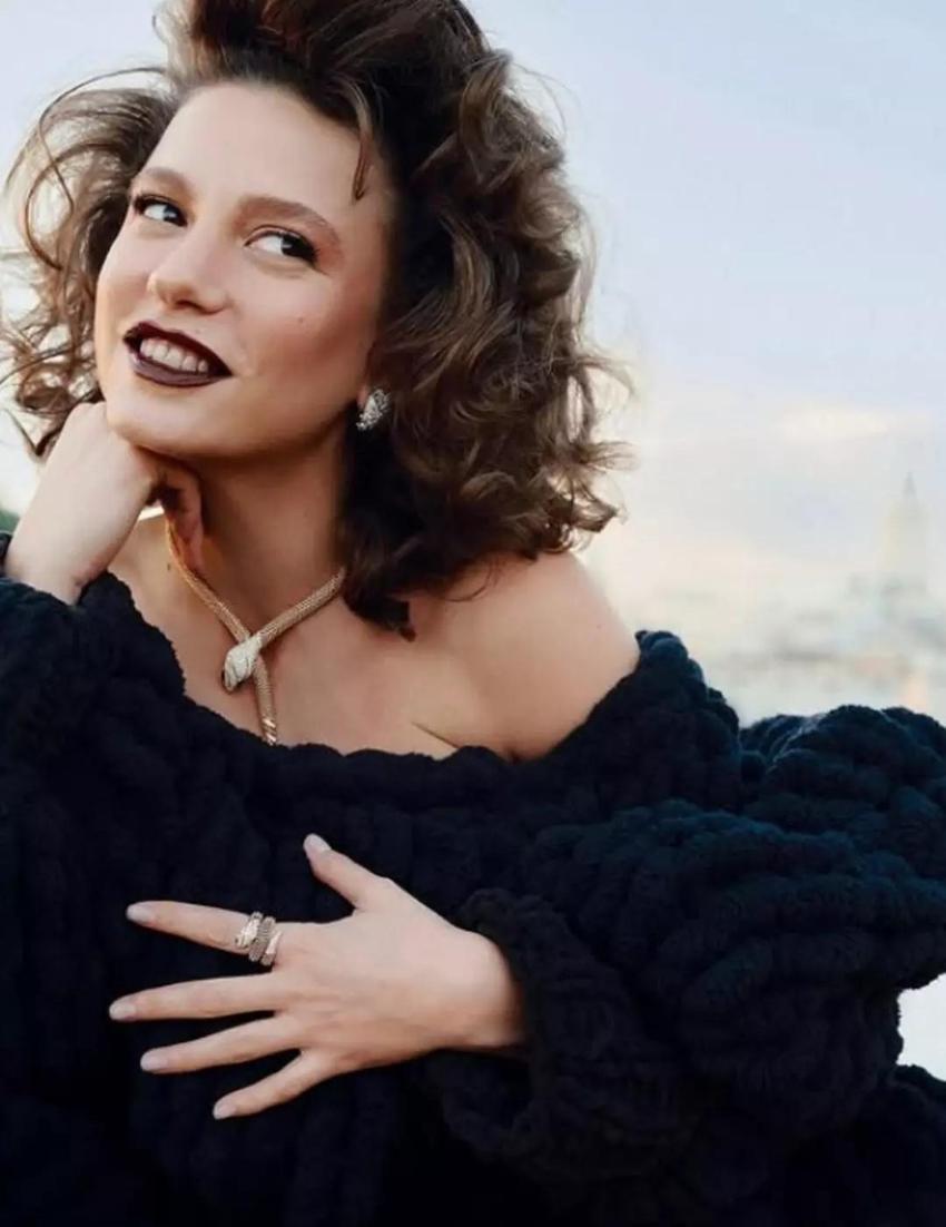 Serenay Sarıkaya ilginç tarzıyla dillere düştü! 'Yorgan giymiş'