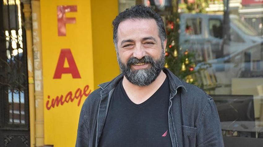 İzmir'de 'kaplumbağalı fotoğrafçı' vatandaşın ilgisini çekiyor! Her yıl yaklaşık 500 kaplumbağa buradan geçiyor