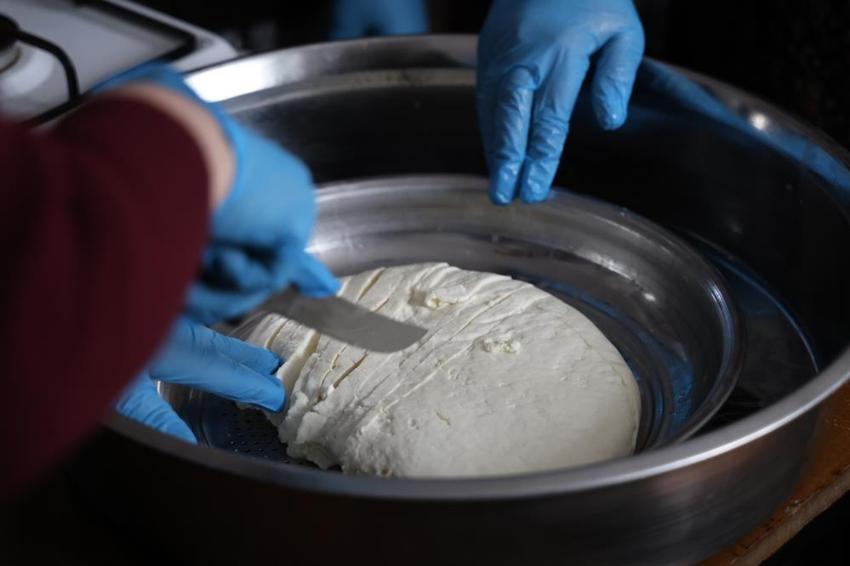 Çallı köyü kadınlarından dünyaca ünlü peynire yerli dokunuş