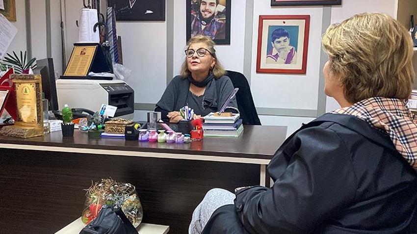 Antalyalı kadın, gündüz muhtar akşam solist oluyor