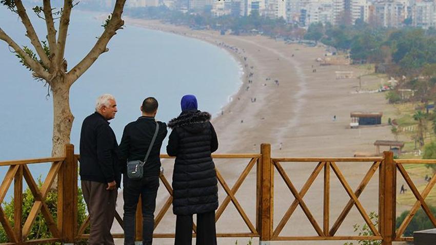 Antalyalıların deniz keyfi bitmedi! Konyaaltı Sahili doldu taştı