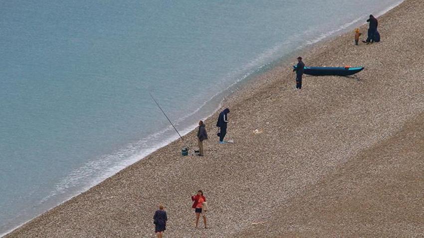 Antalyalıların deniz keyfi bitmedi! Konyaaltı Sahili doldu taştı