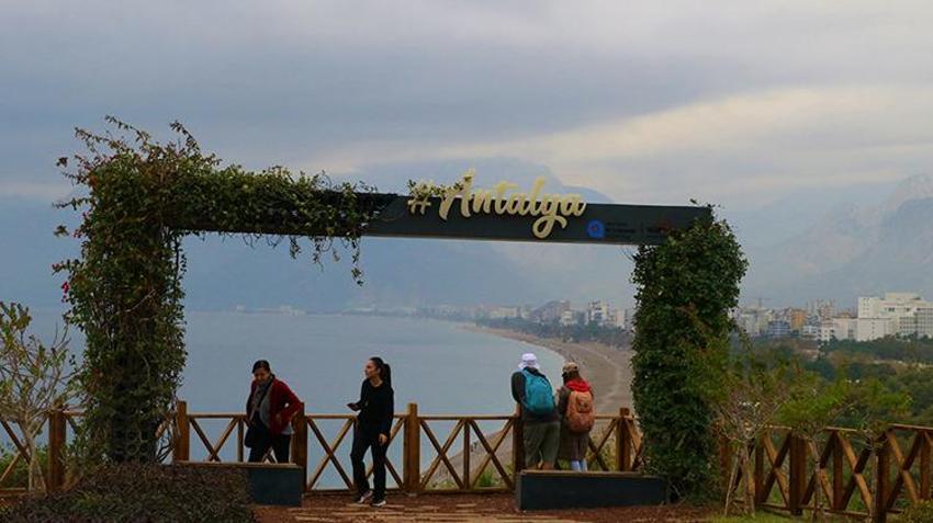 Antalyalıların deniz keyfi bitmedi! Konyaaltı Sahili doldu taştı