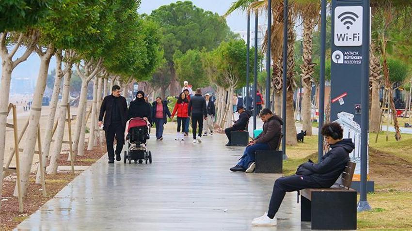 Antalyalıların deniz keyfi bitmedi! Konyaaltı Sahili doldu taştı