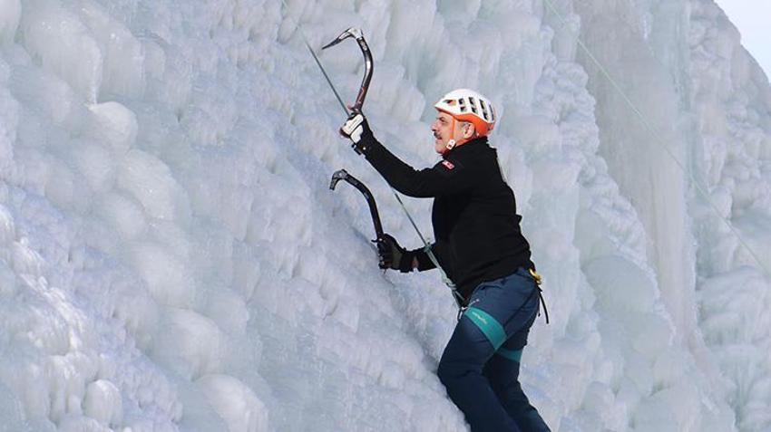 Erzurum Valisi buz duvarına tırmandı, adrenalin tutkunlarını Palandöken'e davet etti