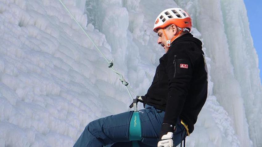 Erzurum Valisi buz duvarına tırmandı, adrenalin tutkunlarını Palandöken'e davet etti