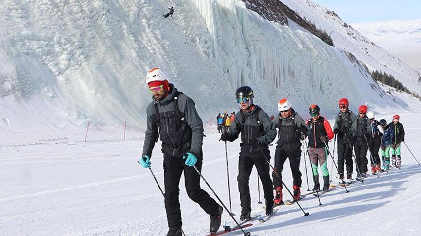 Erzurum Valisi buz duvarına tırmandı, adrenalin tutkunlarını Palandöken'e davet etti
