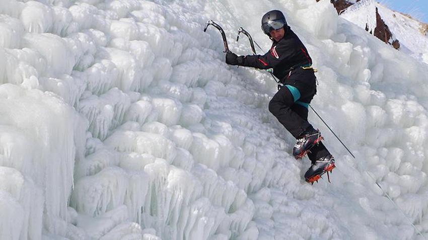 Erzurum Valisi buz duvarına tırmandı, adrenalin tutkunlarını Palandöken'e davet etti