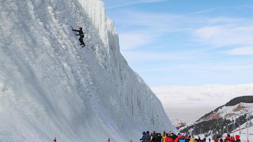 Erzurum Valisi buz duvarına tırmandı, adrenalin tutkunlarını Palandöken'e davet etti