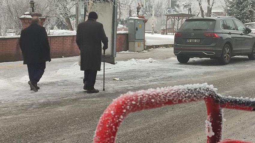 Termometreler eksi 26'yı gösterdi! Bir kent resmen buz tuttu 