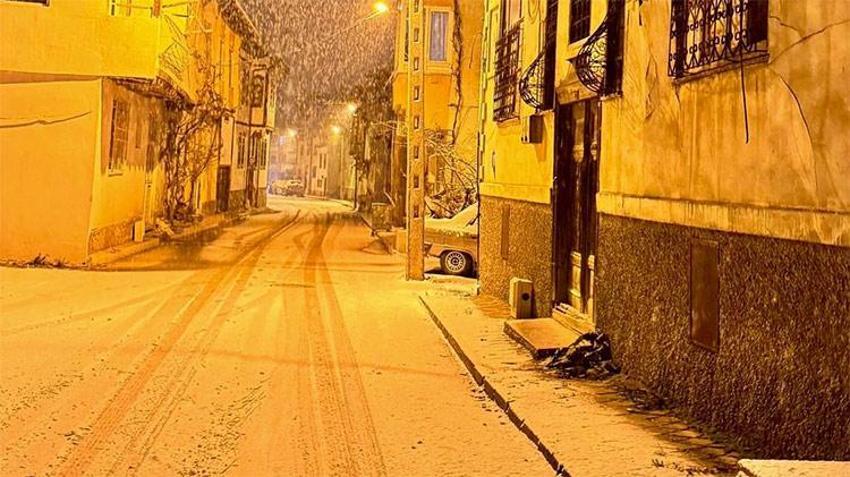 Lapa lapa kar yağışı başladı! Adana'dan Çorum'a onlarca kent beyaza büründü, adım adım İstanbul'a yaklaşıyor
