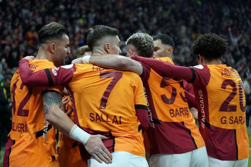Galatasaray - Trabzonspor maçında olay pozisyon! Golden önce top auta çıktı, penaltı kararı damga vurdu
