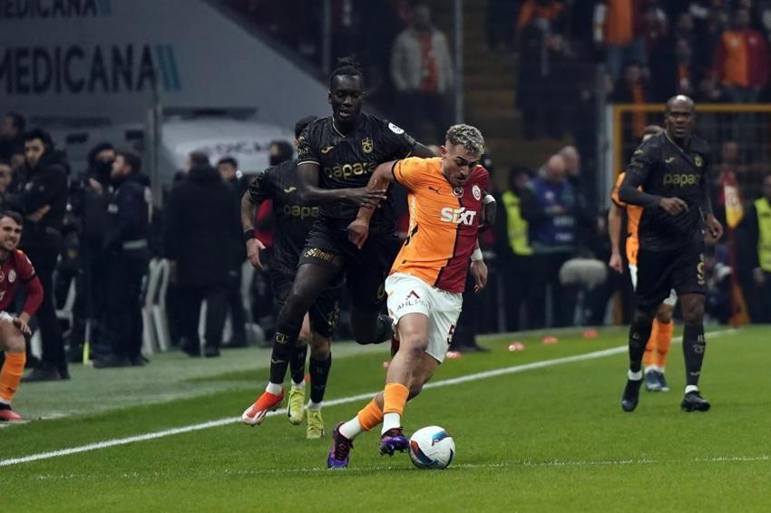 Galatasaray - Trabzonspor maçında olay pozisyon! Golden önce top auta çıktı, penaltı kararı damga vurdu