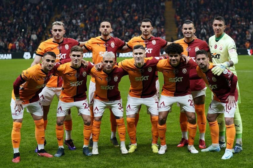 Galatasaray - Trabzonspor maçında olay pozisyon! Golden önce top auta çıktı, penaltı kararı damga vurdu