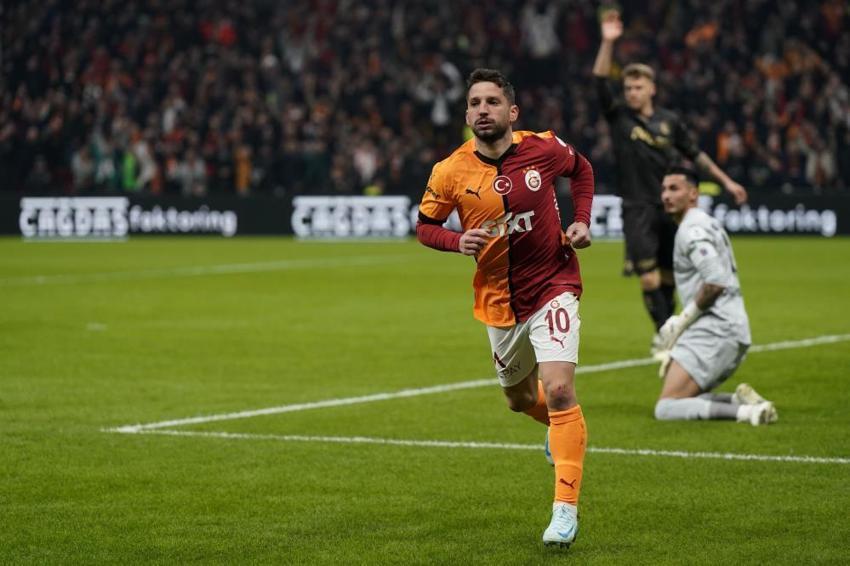 Galatasaray - Trabzonspor maçında olay pozisyon! Golden önce top auta çıktı, penaltı kararı damga vurdu
