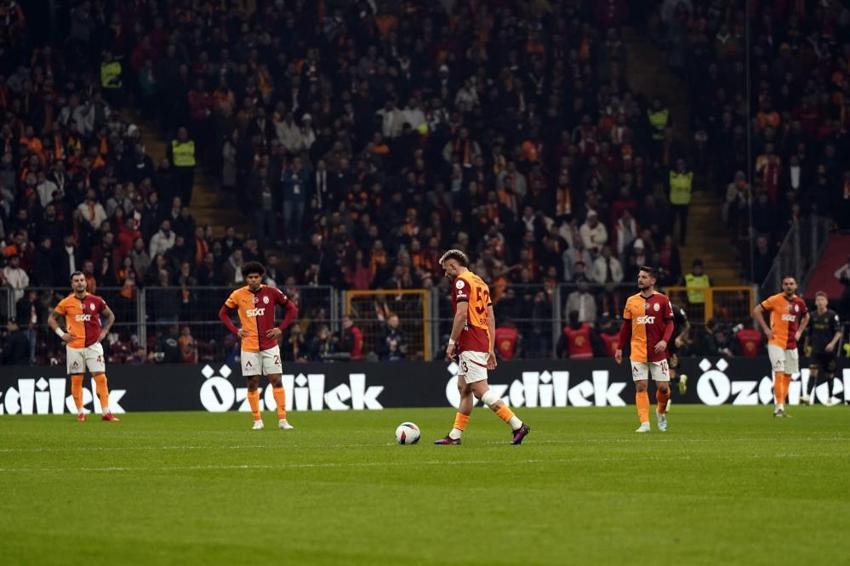 Galatasaray - Trabzonspor maçında olay pozisyon! Golden önce top auta çıktı, penaltı kararı damga vurdu