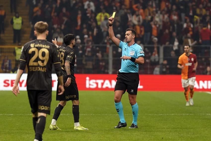 Galatasaray - Trabzonspor maçında olay pozisyon! Golden önce top auta çıktı, penaltı kararı damga vurdu