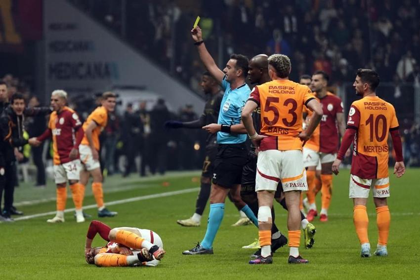 Galatasaray - Trabzonspor maçında olay pozisyon! Golden önce top auta çıktı, penaltı kararı damga vurdu