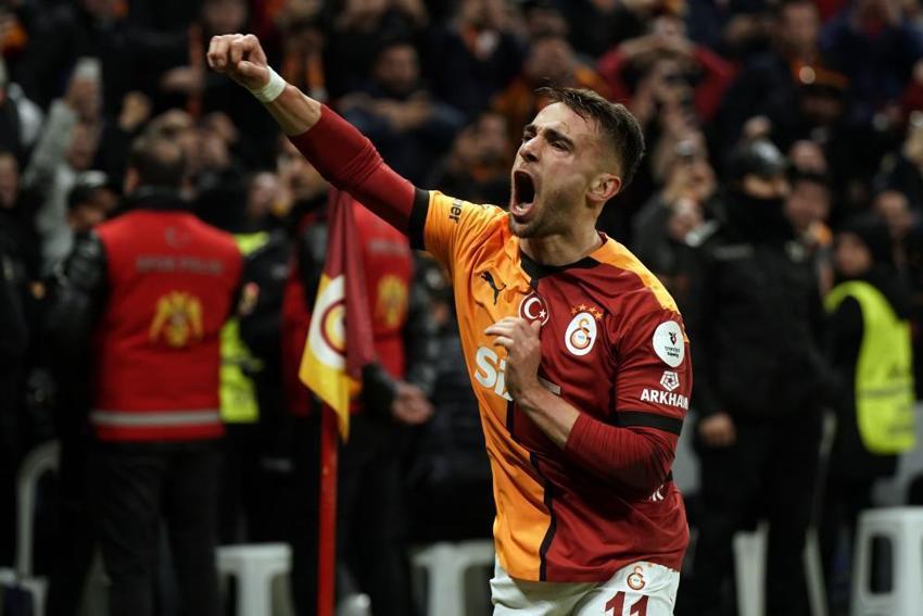 Galatasaray - Trabzonspor maçında olay pozisyon! Golden önce top auta çıktı, penaltı kararı damga vurdu