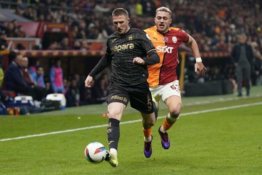 Galatasaray - Trabzonspor maçında olay pozisyon! Golden önce top auta çıktı, penaltı kararı damga vurdu