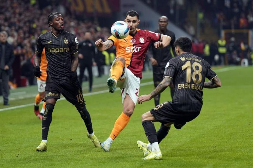 Galatasaray - Trabzonspor maçında olay pozisyon! Golden önce top auta çıktı, penaltı kararı damga vurdu