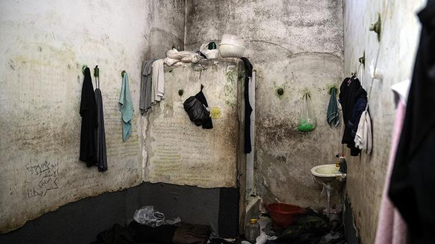 Suriye hapishanesinde kalan Hüssam Khatip isimli mahkum orada yaşadıklarını anlattı! Mahkumlar zeytinle hayatta kaldı, çekirdekleri ile duvara çentik attı