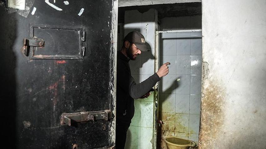 Suriye hapishanesinde kalan Hüssam Khatip isimli mahkum orada yaşadıklarını anlattı! Mahkumlar zeytinle hayatta kaldı, çekirdekleri ile duvara çentik attı