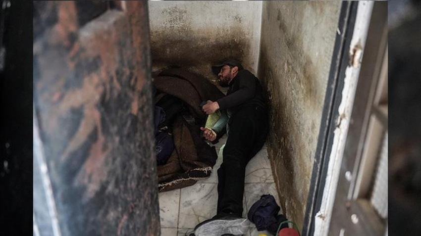 Suriye hapishanesinde kalan Hüssam Khatip isimli mahkum orada yaşadıklarını anlattı! Mahkumlar zeytinle hayatta kaldı, çekirdekleri ile duvara çentik attı