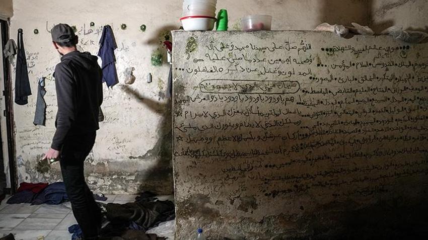 Suriye hapishanesinde kalan Hüssam Khatip isimli mahkum orada yaşadıklarını anlattı! Mahkumlar zeytinle hayatta kaldı, çekirdekleri ile duvara çentik attı