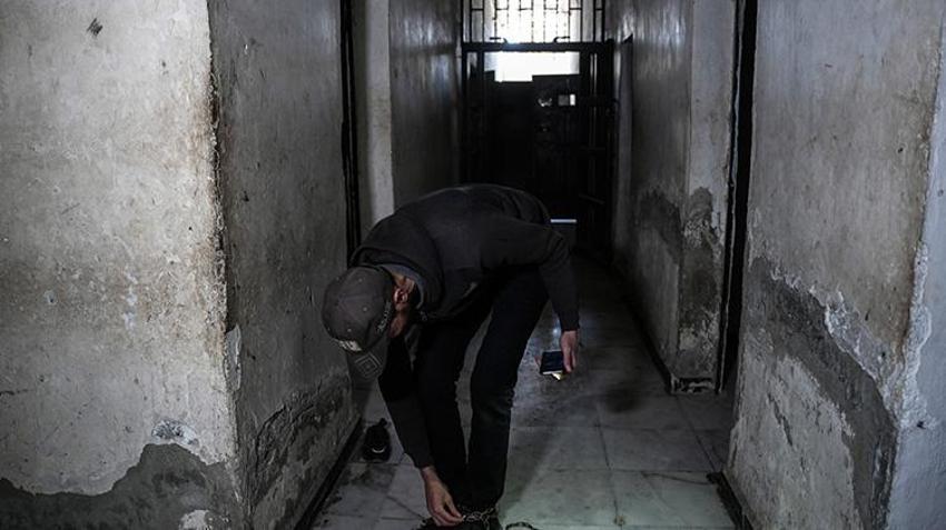 Suriye hapishanesinde kalan Hüssam Khatip isimli mahkum orada yaşadıklarını anlattı! Mahkumlar zeytinle hayatta kaldı, çekirdekleri ile duvara çentik attı