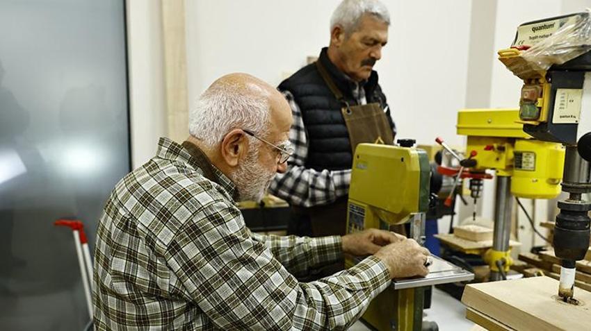 Belediyeden yaşlılara büyük hizmet! Emekliler Vefahane'de organik oyuncak üretiyor