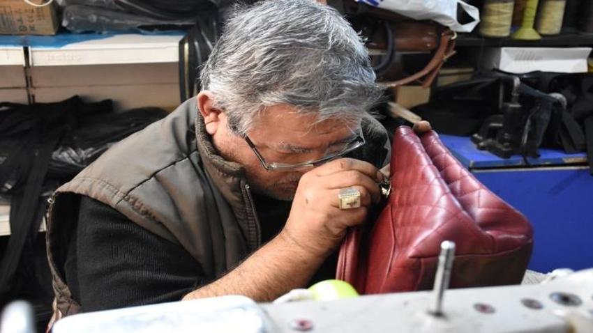 Görme engelli dünyaya geldi! Mesleğini arkadaş tavsiyesiyle buldu: 22 yıldır hizmet veriyor