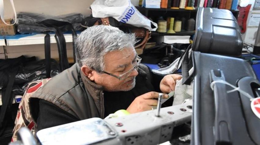 Görme engelli dünyaya geldi! Mesleğini arkadaş tavsiyesiyle buldu: 22 yıldır hizmet veriyor