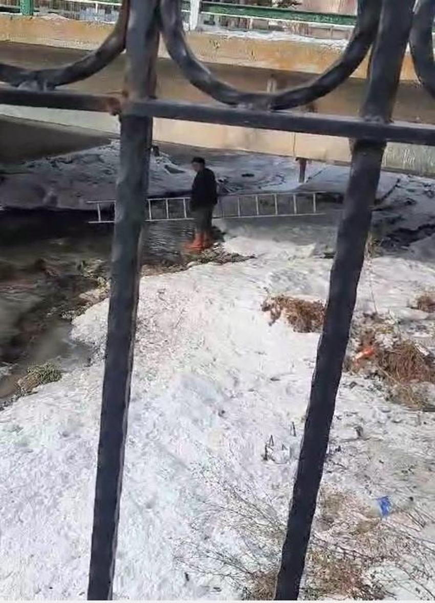 Dondurucu soğukların görüldüğü Bayburt'ta köpek kurtarma operasyonu! Buz tutan nehre girdi